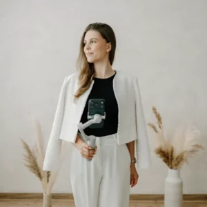 Petra Bačová na Instagrame - fotka s mobilom na stabilizátore