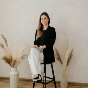 Petra Bačová na Instagrame - portrét na stoličke